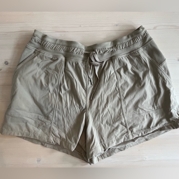 lululemon Studio shorts High Rise 3.5” - Picture 4 of 6